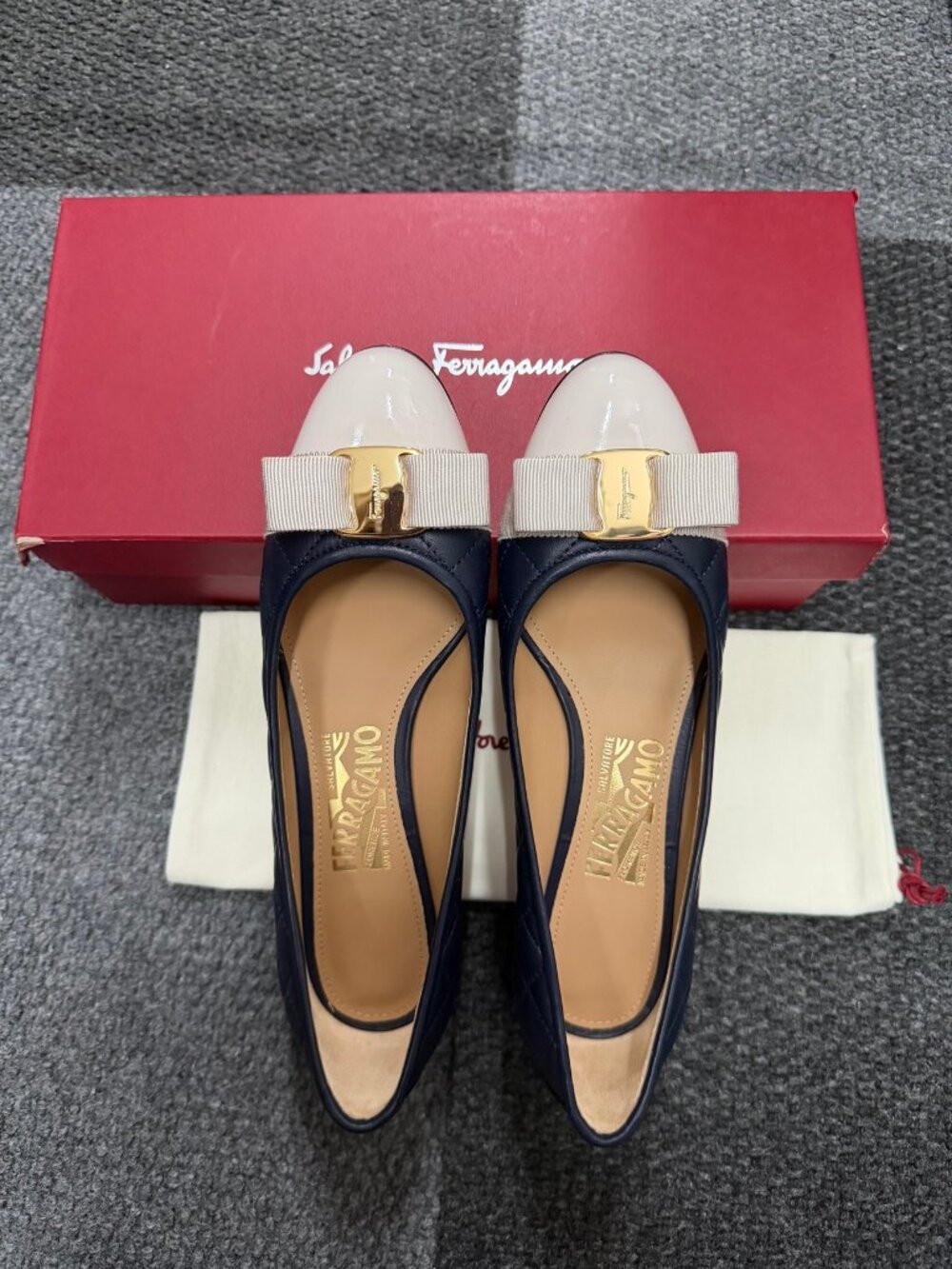 NWT Salvatore Ferragamo Vara Q Quilted Navy Patent Bow Pump 7C